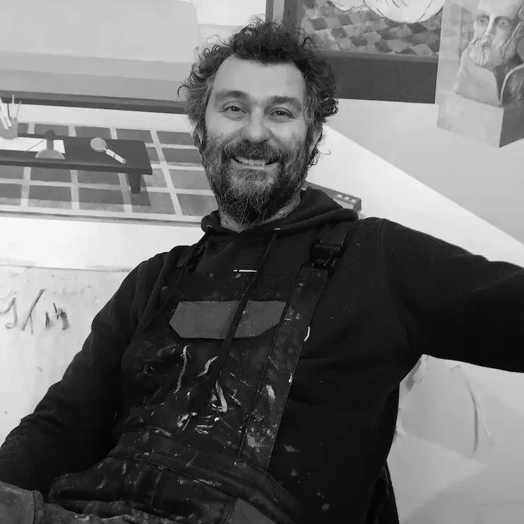 Fotografia dell'artista Mickaël Doucet nel suo studio