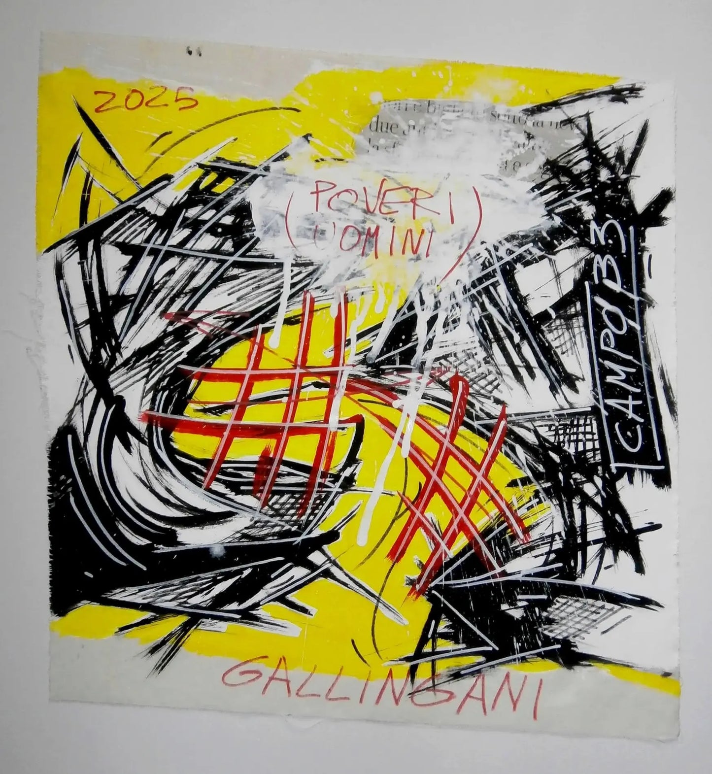 Dipinto originale di Alberto Gallingani intitolato Poveri uomini (2025). Opera d'arte astratta su carta di tela di 50x48 cm con vivaci campiture gialle, fitti segni grafici neri e interventi in rosso. Al centro spicca un collage con la scritta autografa Poveri uomini circondata da elementi dinamici e riferimenti al ciclo Campo 15.