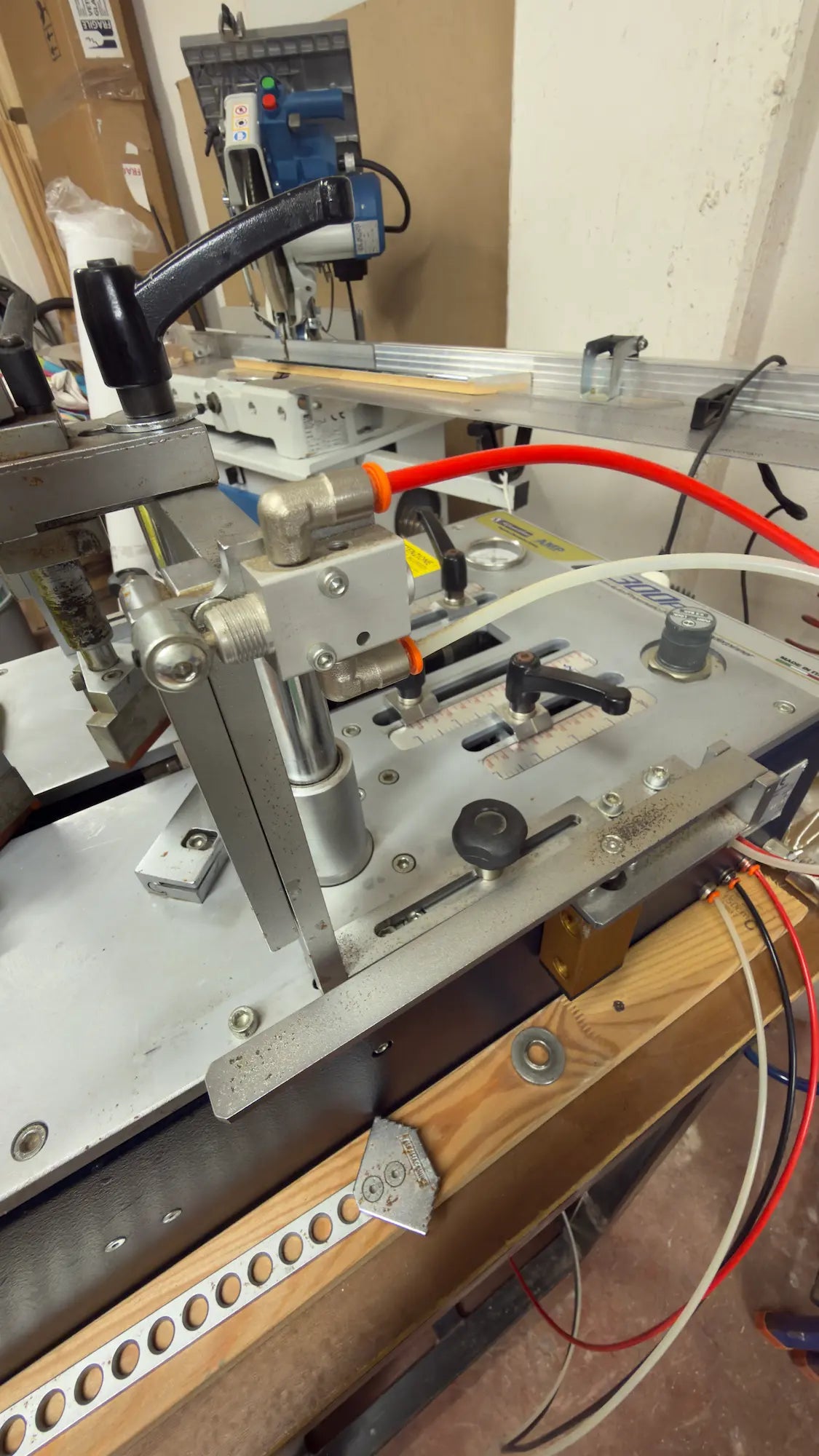 Macchinario per assemblaggio di cornici in laboratorio presso Officina della Cornice a Bari