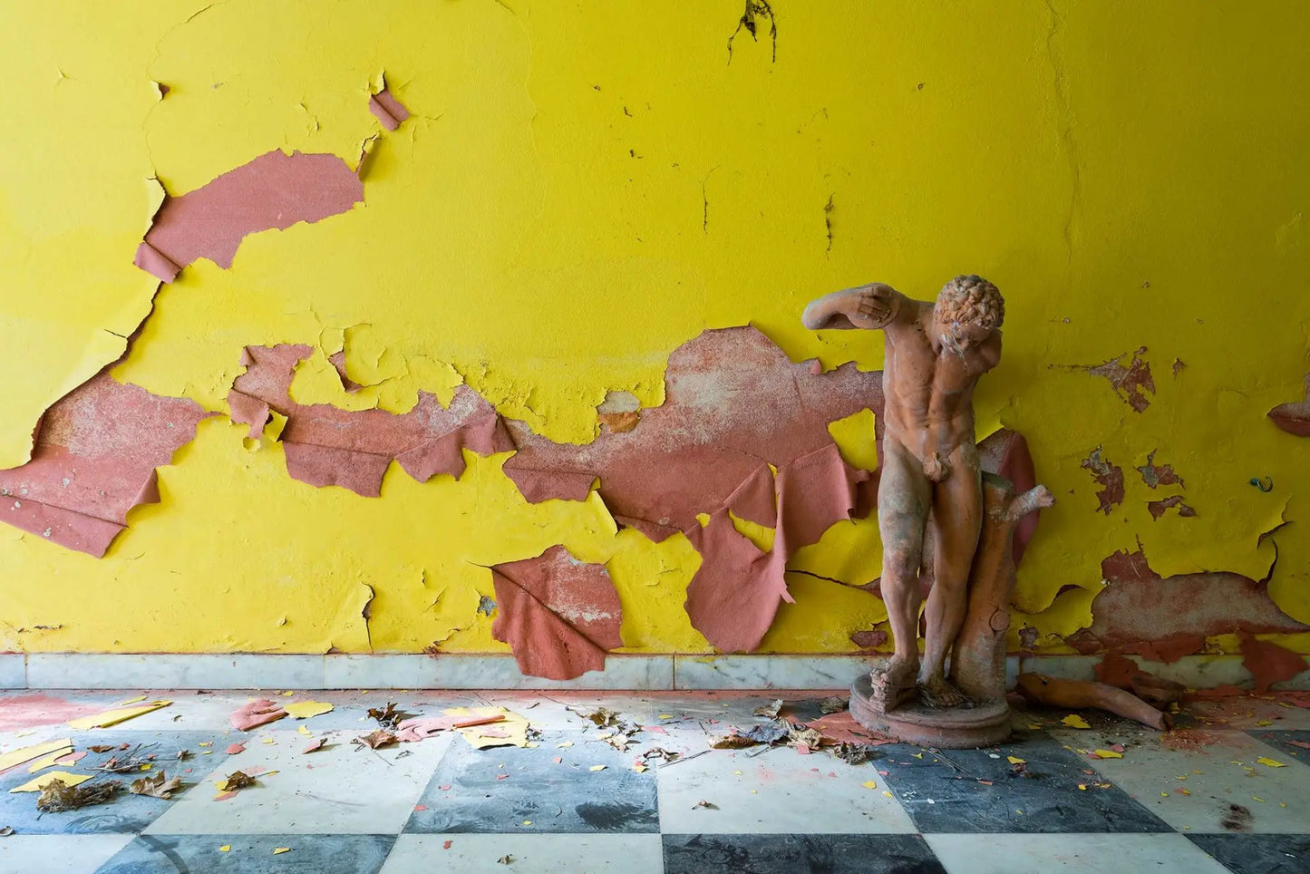 Nicola Bertellotti, Il paradiso brucia, fotografia di interno con statua classica e parete gialla deteriorata