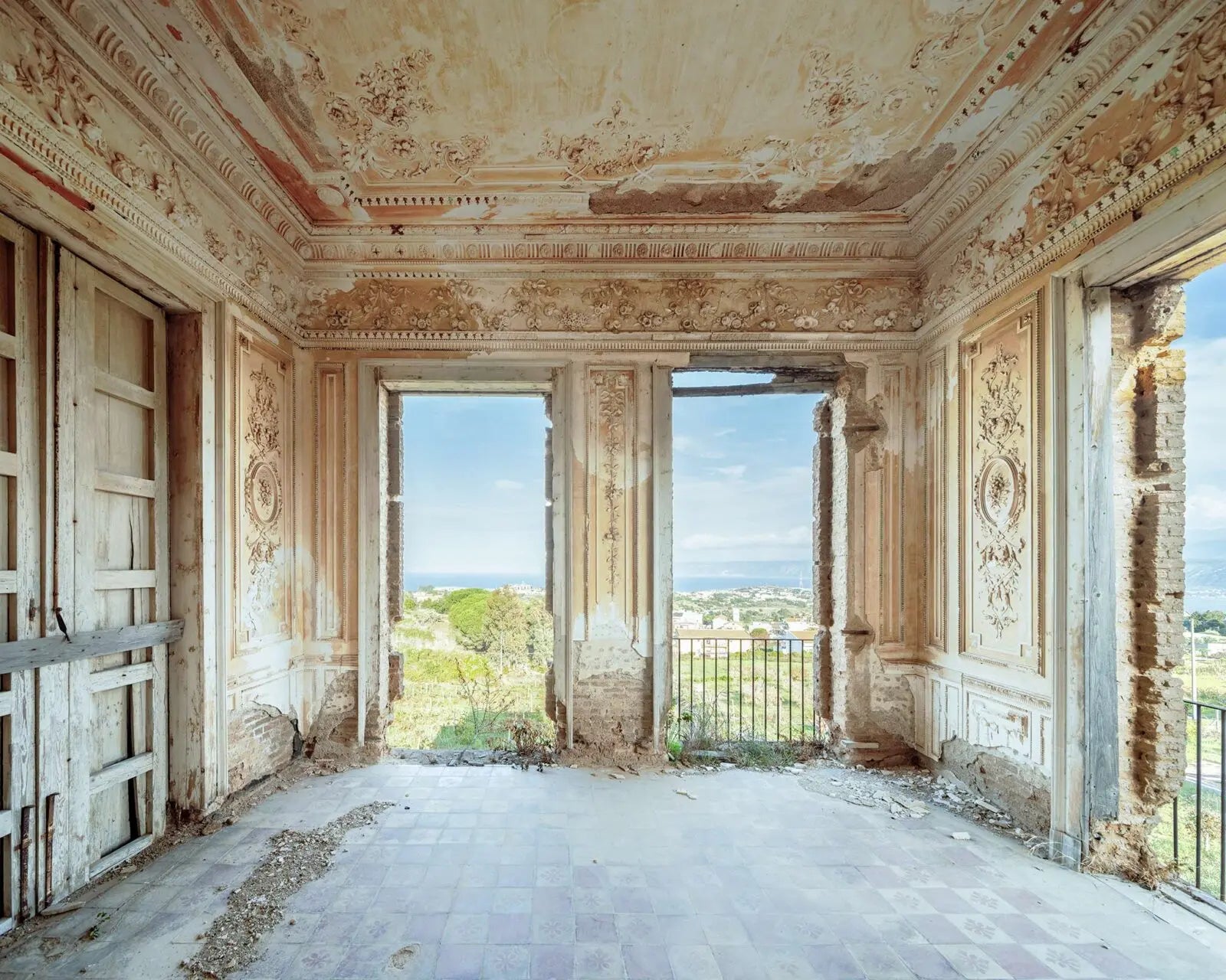 Nicola Bertellotti, Mediterranea, interno abbandonato con decorazioni classiche e apertura sul paesaggio costiero