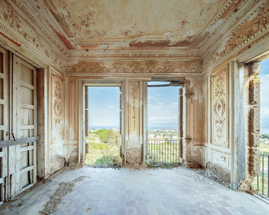 Nicola Bertellotti, Mediterranea, interno abbandonato con decorazioni classiche e apertura sul paesaggio costiero