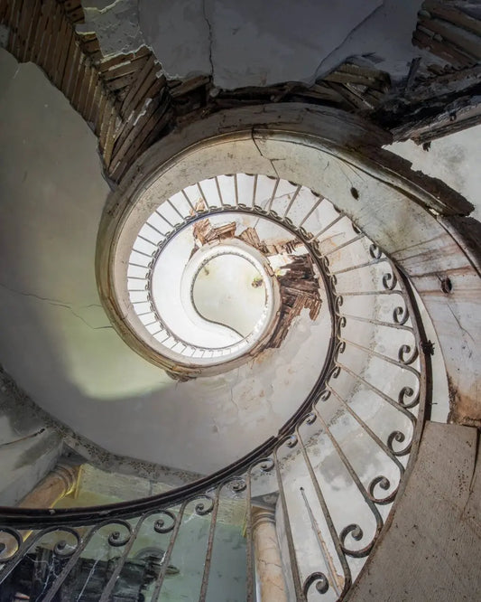 Nicola Bertellotti, Spirale bianca, scala elicoidale in interno abbandonato con struttura in ferro e segni di deterioramento