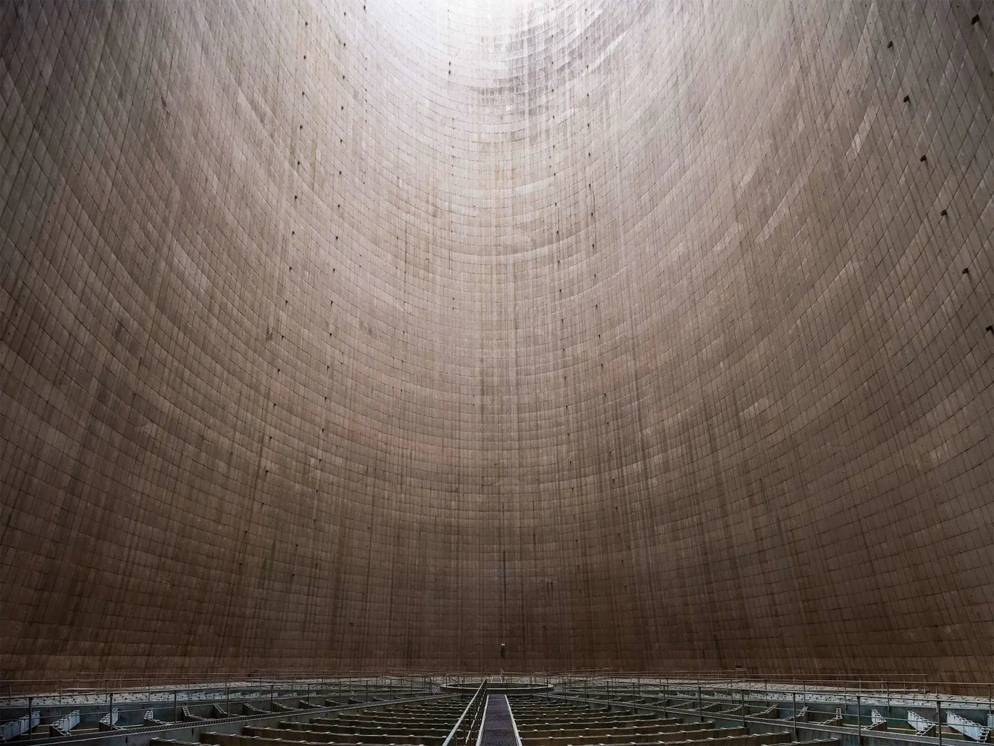Nicola Bertellotti, Torre di raffreddamento Cercs, interno di struttura industriale con architettura cilindrica e luce diffusa