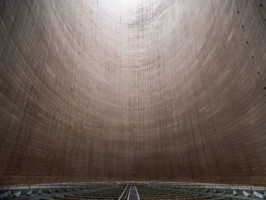 Nicola Bertellotti, Torre di raffreddamento Cercs, interno di struttura industriale con architettura cilindrica e luce diffusa