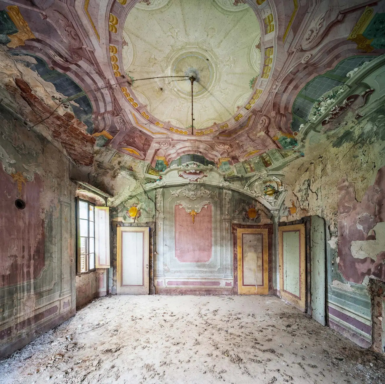 Nicola Bertellotti, Tempus edax rerum, interno, interno di struttura architettonica barocca con decorazione deteriorata e luce diffusa.
